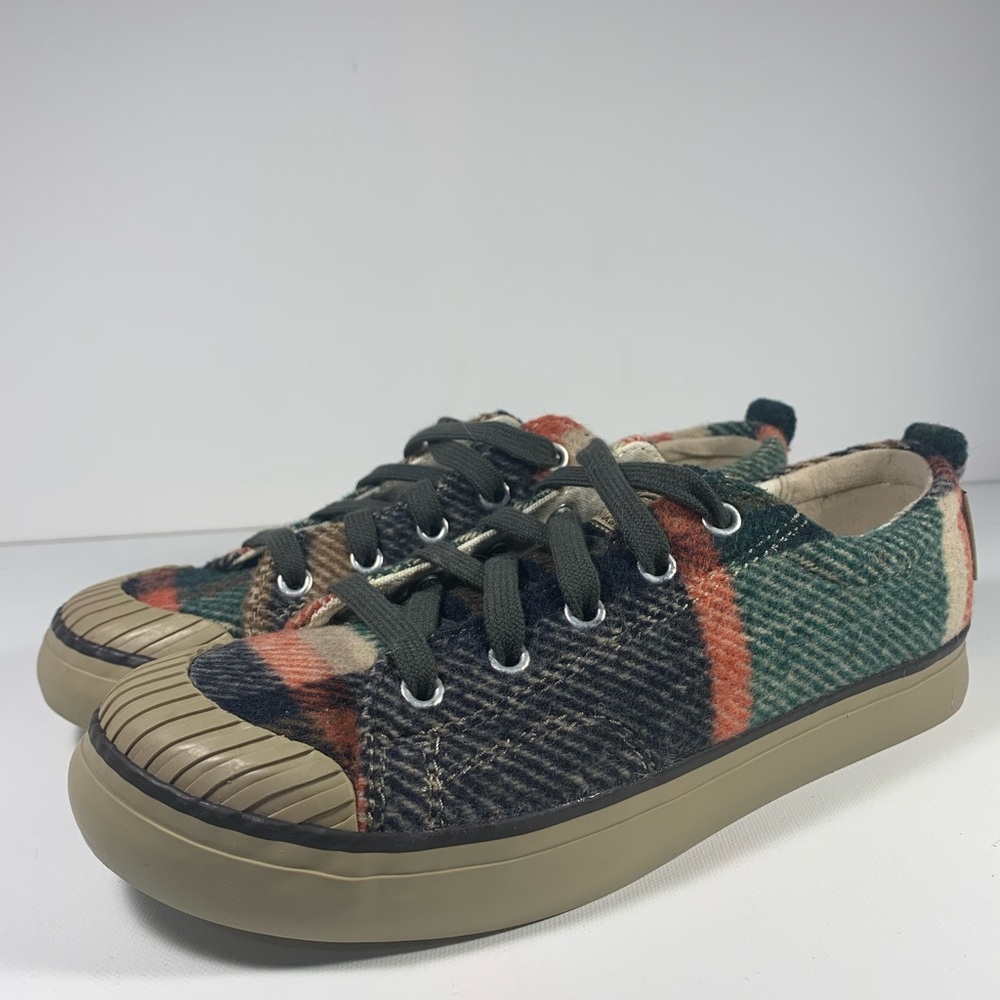Keens Elsa plaid fleece sneaker, women’s size 6.5